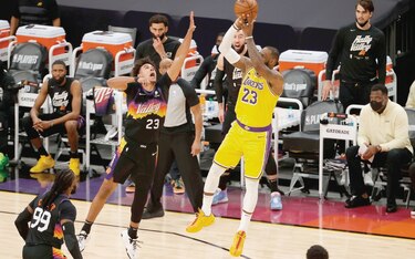 Los Lakers buscan resolver las cosas en casa 