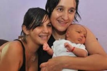 Iglesia católica argentina bautiza a hija de lesbianas