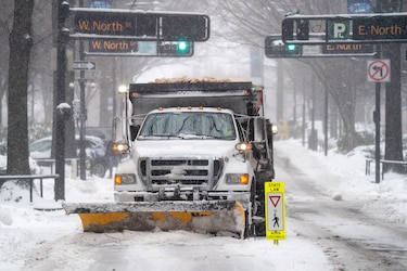 Millones de estadounidenses se refugian de tormenta de nieve que golpea el este del país