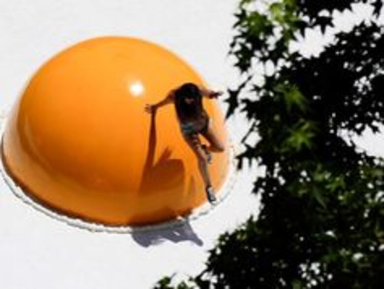 Huevos fritos gigantes para el festival de arte callejero