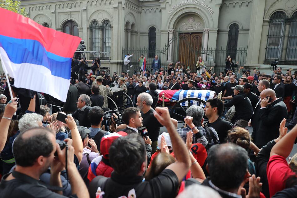 Una multitud de uruguayos despide a José Mujica en las calles de Montevideo