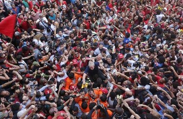 Expresidente Lula da Silva se entrega a la Policía para cumplir condena por corrupción y lavado de dinero