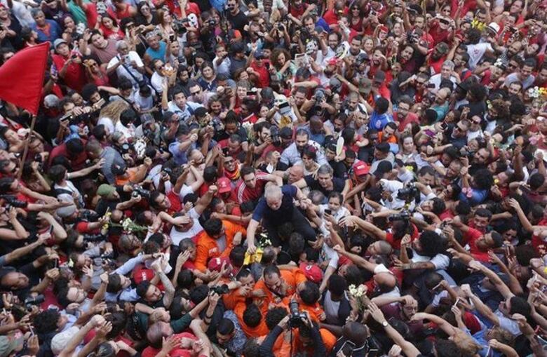 Expresidente Lula da Silva se entrega a la Policía para cumplir condena por corrupción y lavado de dinero