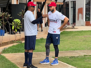 Javy Guerra firma con la organización de los Bravos de Atlanta