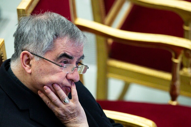 El cardenal Becciu renuncia a participar en el cónclave