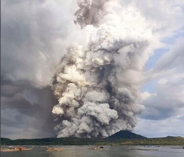 Miles de evacuados y vuelos suspendidos por erupción de volcán en Filipinas