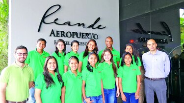 Finalistas de oratoria visitan el Riande Aeropuerto