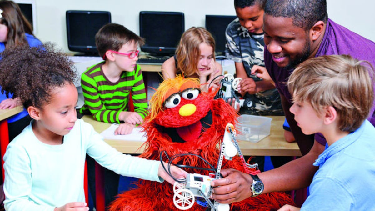 Murray Monster aprende sobre robótica en Robo Fun School, y aparece junto a niños en segmentos enfocados en ciencias. Con su informalidad usual, Plaza Sésamo introduce
