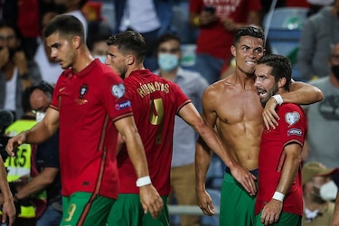 Cristiano Ronaldo remonta para Portugal con récord, Francia iguala con Bosnia