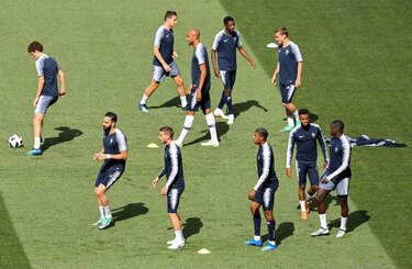 Sin mucho alarde, Francia prepara octavos ante Dinamarca