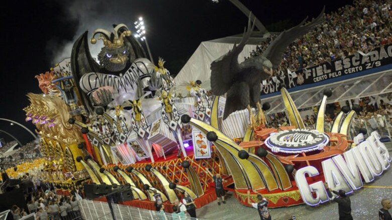 De comparsa en comparsa los brasileños se divierten en una fiesta sin tregua