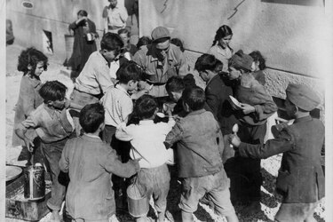 Los “trenes de la felicidad”: el proyecto solidario que llevó a 70.000 niños pobres a vivir con familias acomodadas en Italia