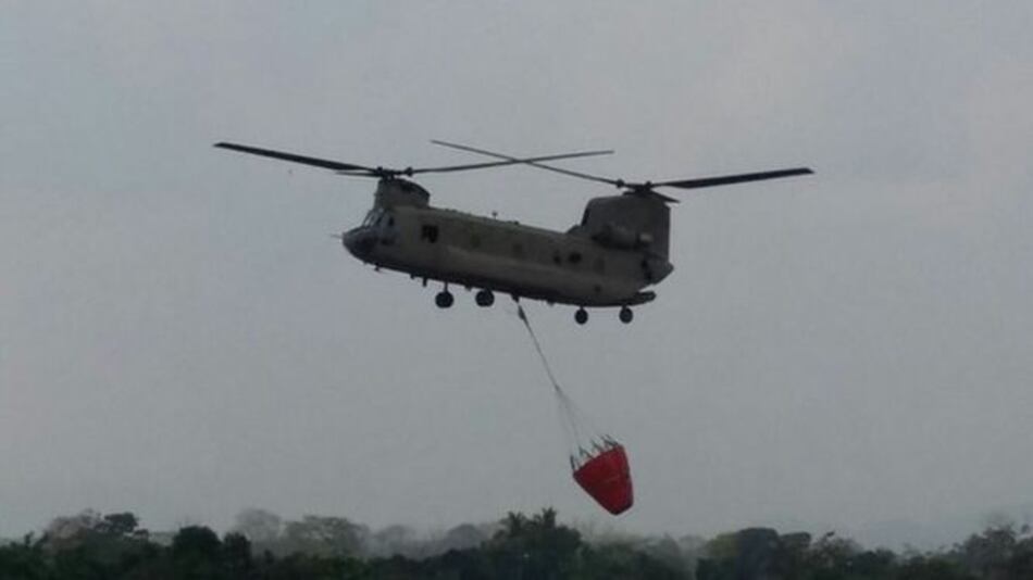 Lanzan agua desde helicópteros para apagar incendios en Darién