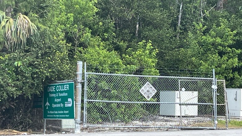 “Si salen, no les espera mucho más que caimanes y pitones”: el polémico centro de detención para migrantes que EE.UU. construye en Miami