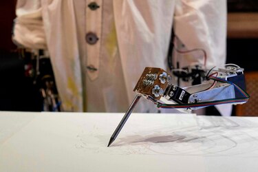 Oxford exhibe al 'primer robot artista' del mundo