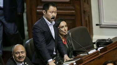 Perú: Kenji Fujimori protesta contra su partido con un parche en la boca