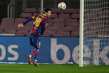 Barcelona sufre para ganar por la mínima al Levante, la Real Sociedad líder