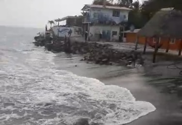 Sinaproc alerta por fuertes oleajes en el Pacífico; en Chiriquí rescatan a dos turistas