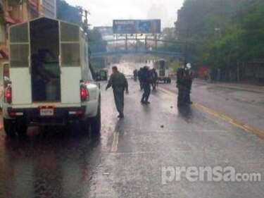 Antimotines controlan a estudiantes que bloqueaban la Vía Israel
