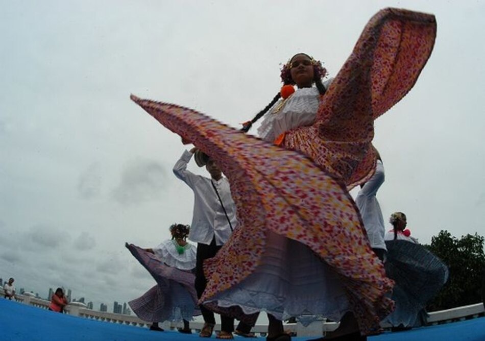 Concurso de cumbia para adultos mayores