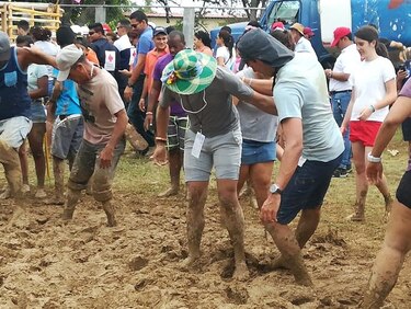 Peregrinos ayudan en la junta de embarre