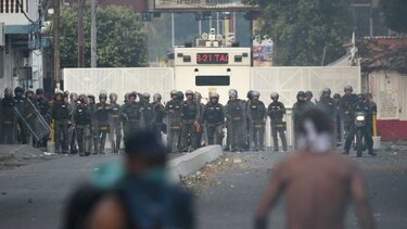 Militares venezolanos dispersan con gases a manifestantes en puente fronterizo con Colombia