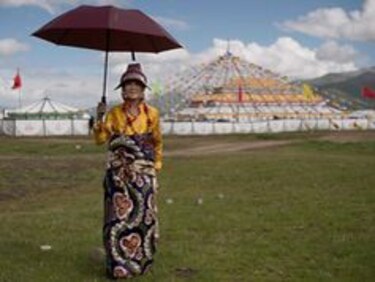 Tibetanos celebran su festival anual de carreras de caballos