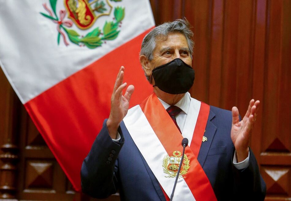 Francisco Sagasti jura como presidente de Perú