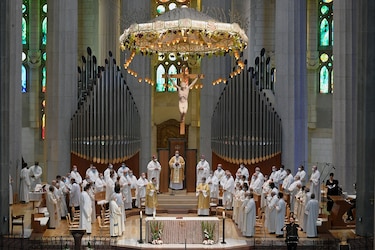 Católicos españoles quieren que la Iglesia avance en el sacerdocio, se incluye la ordenación de mujeres