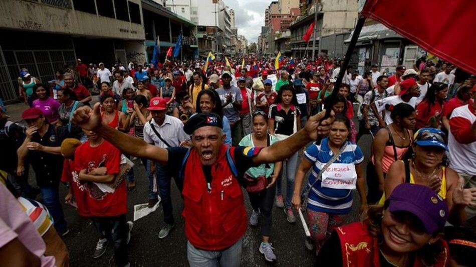 Miles marchan en Caracas para apoyar a Maduro