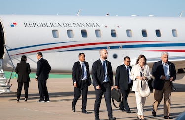 A bordo del avión presidencial, Mulino arriba a Sevilla, España para iniciar visita oficial