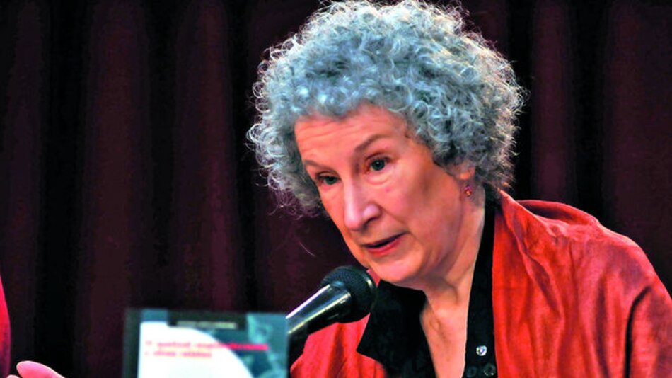Cuestionan el feminismo de Margaret Atwood