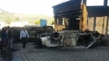 Alcalde guatemalteco es asesinado y quemado por una turba enfurecida