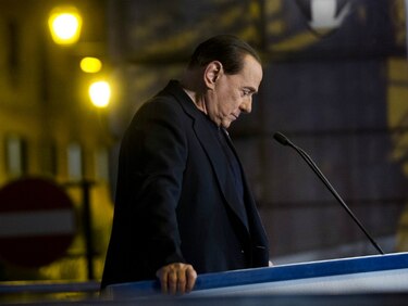 Berlusconi podría afrontar otro juicio tras acusaciones sobornos
