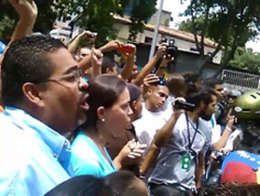 Policías impiden a opositores marchar para exigir referendo contra Nicolás Maduro
