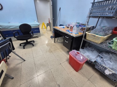 Rotura de tubería inunda urgencias del Complejo Arnulfo Arias; la atención continúa