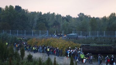 Hungría fuerza un nuevo desvío de la ruta de refugiados