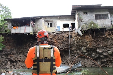 Evacuan a 19 personas por inestabilidad en cimientos de casas cercanas al río Mula, Bugaba