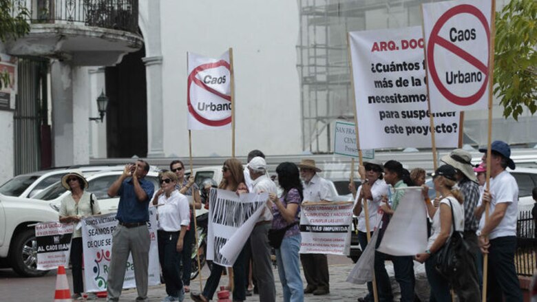 Residentes de San Francisco protestan en el Concejo; alcalde promete cumplir con moratoria