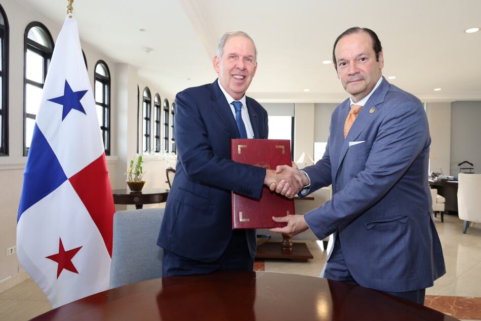 Canciller Martínez Acha compara al embajador de Panamá en Estados Unidos con una ‘estrella de rock’