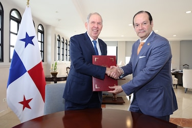 Canciller Martínez Acha compara al embajador de Panamá en Estados Unidos con una ‘estrella de rock’