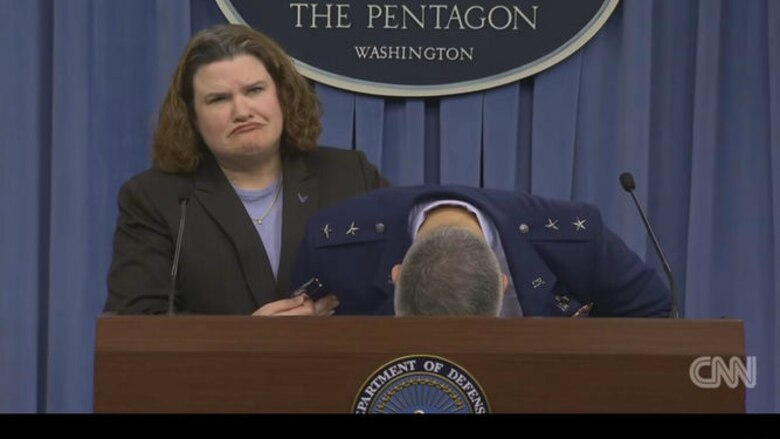 Video: General estadounidense se desmaya dando conferencia de prensa en el Pentágono