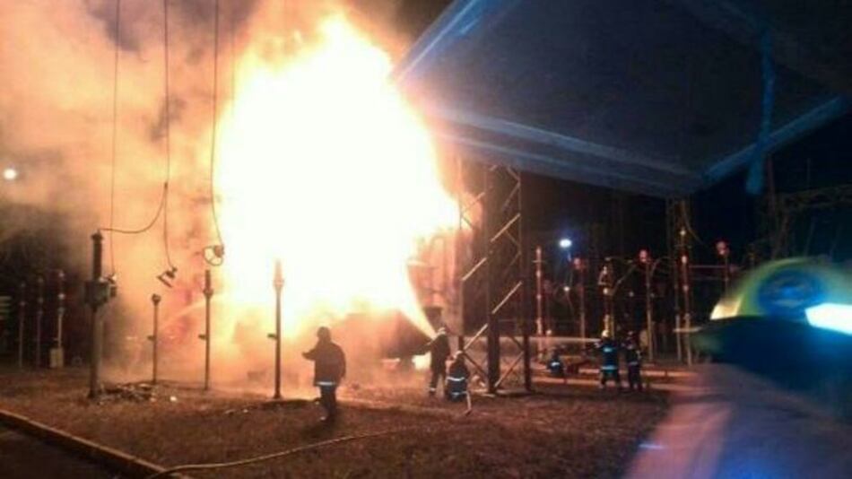 Explosión en transformadores causa fluctuación en distribución eléctrica