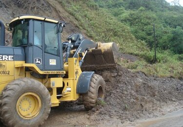 Deslizamiento de tierra obstruye vía en Río Sereno, Chiriquí