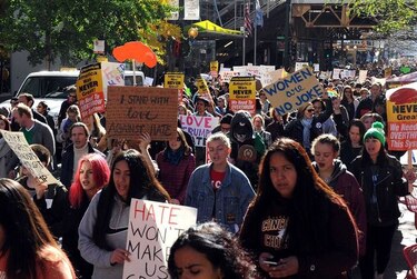 Protestas se extienden mientras Trump baja el tono de su retórica