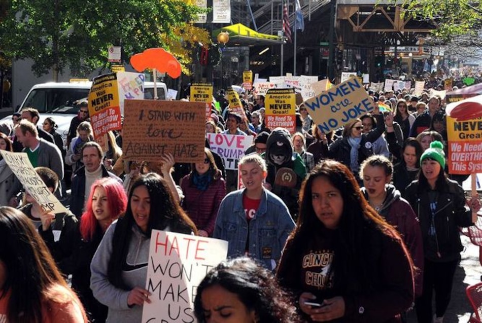 Protestas se extienden mientras Trump baja el tono de su retórica