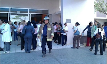 Videos: Bomberos evacúan hospital de la 24 de Diciembre por derrame de químicos; suspenden visitas