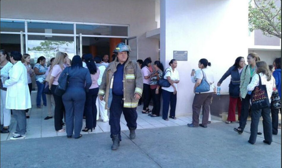 Videos: Bomberos evacúan hospital de la 24 de Diciembre por derrame de químicos; suspenden visitas