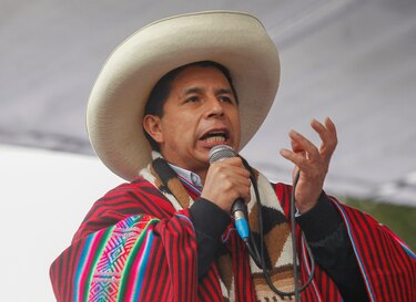 Presidente Castillo promete redoblar esfuerzos para contener pandemia en 2022