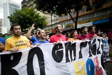 Chavismo y oposición marchan junto a universitarios